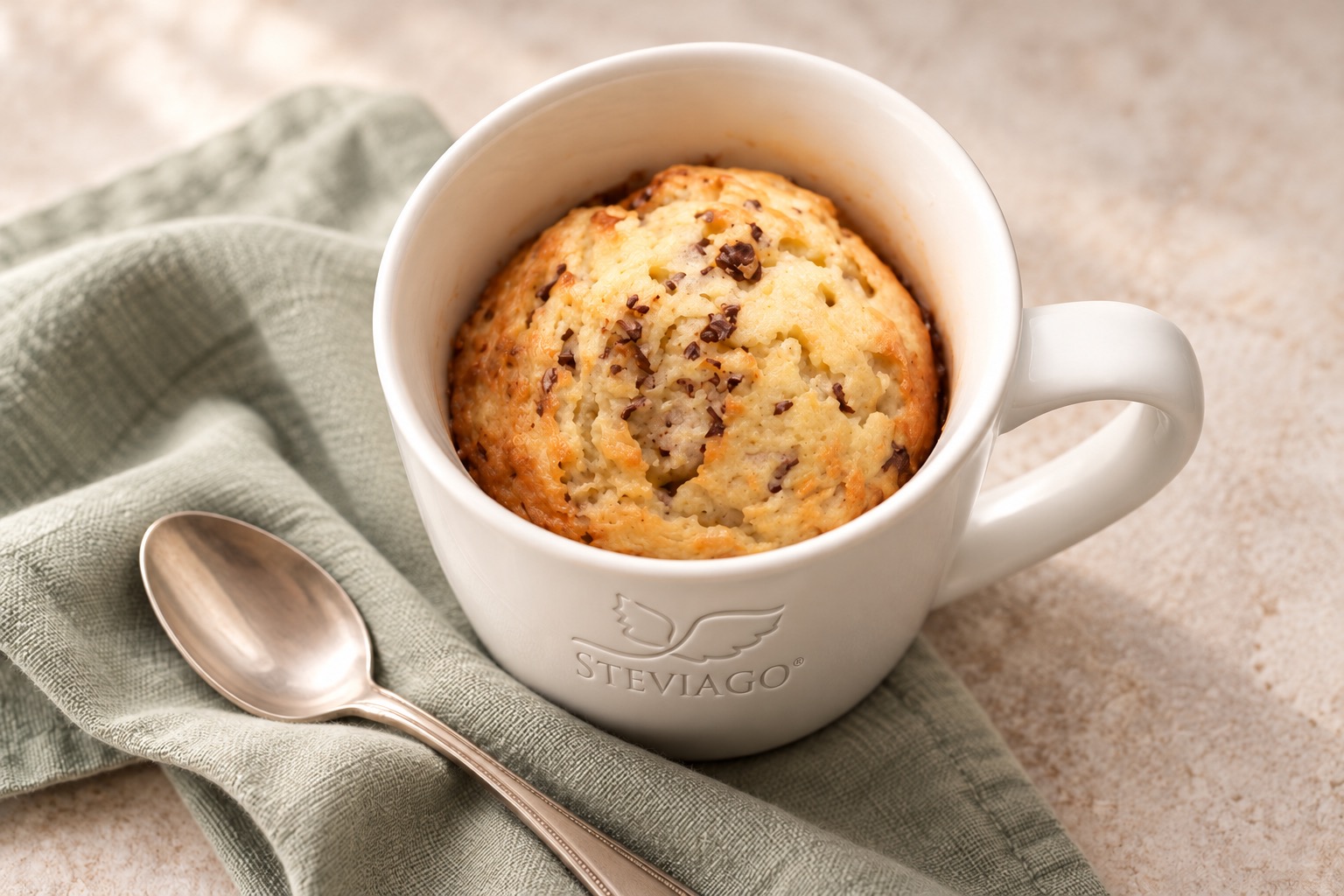 Tassenkuchen mit Stevia in einer weißen Tasse